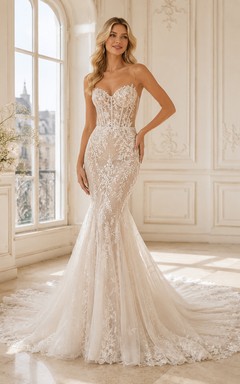 Trägerloses Brautkleid im Meerjungfrauenstil mit Herzausschnitt, floraler Spitze und luxuriöser Kapellenschleppe