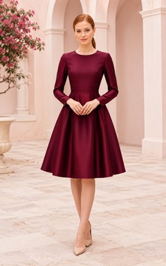Robe d'invitée bordeaux en satin, coupe trapèze, manches longues, longueur genou, col rond, col rond