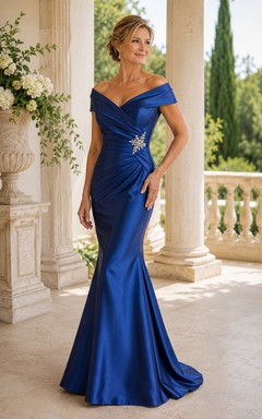 Königsblaues schulterfreies Meerjungfrauen-Kleid aus Satin mit Kristallbrosche