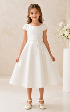 Vestido sencillo de corte A para niña de las flores con cuello joya y mangas cortas, de satén blanco, para ceremonia limpia.