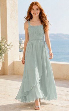 Vestido de dama de honor juvenil color celadón, corte en A, largo hasta el suelo, sin mangas, con falda de capas, estilo romántico.