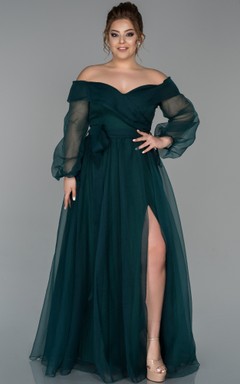 Vestido de noche de talla grande con escote Bardot, mangas largas, abertura frontal y corte imperio.