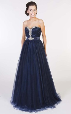 Robe de bal trapèze sans manches en tulle à décolleté cœur et perles, dos corset