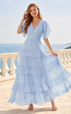 Vestido de noche largo hasta el suelo de gasa azul cielo con escote en V, mangas con volantes y falda escalonada, corte en A.