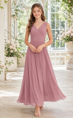 Vestido de dama de honor juvenil color rosa empolvado, corte en A, escote en V, sin mangas, de gasa, romántico.
