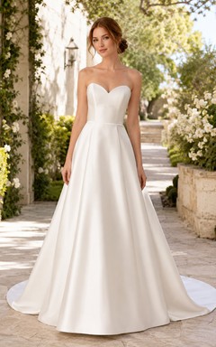 Vestido de novia de satén, corte A, sin tirantes, con cola larga.