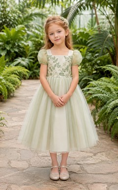 Blumenmädchenkleid aus salbeigrüner Spitze und Tüll, A-Linie, Puffärmel, eckiger Ausschnitt, Teelänge