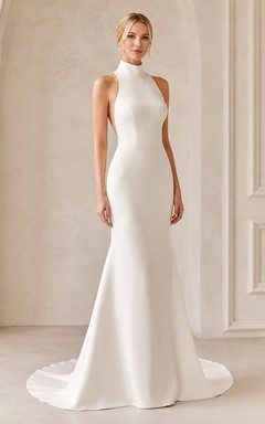 Vestido de novia sencillo de corte recto con cuello alto, espalda descubierta y cola larga