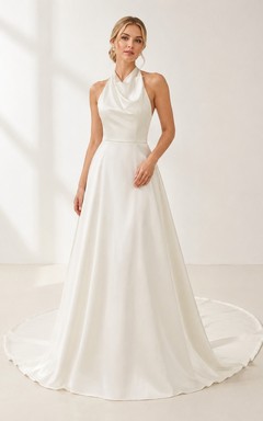 Vestido de novia sencillo con escote halter, corte en A, espalda descubierta y cola larga hasta el suelo.