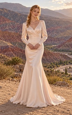Vestido de novia de satén color rosa empolvado con escote en V y mangas largas, estilo sirena, con corpiño fruncido cruzado.