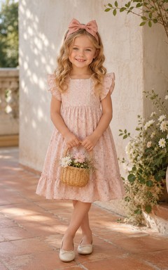 Vestido de niña de flores de gasa color rosa empolvado con corte en A, sin mangas, escote joya y falda hasta la rodilla con textura de volantes.