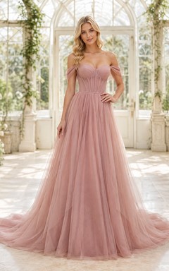 Vestido de novia de tul color rosa empolvado con mangas cortas, hombros descubiertos, corte en A y cola.