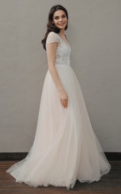 Robe de mariée simple et élégante en dentelle et tulle, coupe trapèze, col en V et fronces