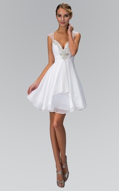 Kurzes, ärmelloses A-Linien-Chiffonkleid im Queen-Anne-Stil mit Raffungen und Perlenverzierungen