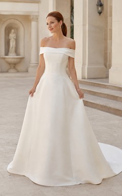 Vestido de novia minimalista de satén, corte en A, hombros descubiertos, cola larga.