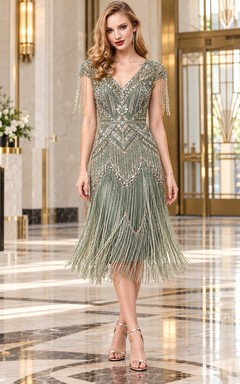 Vestido de dama de honor vintage color verde salvia, largo hasta la rodilla, escote en V, con cuentas geométricas y flecos, manga corta.
