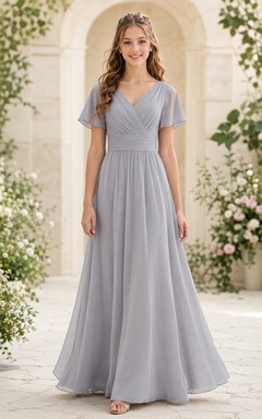 Vestido de dama de honor juvenil gris acero, corte en A, escote en V, manga corta, fruncido, elegante.