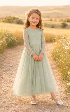Blumenmädchenkleid aus salbeifarbenem Tüll in A-Linie mit langen Ärmeln und Rundhalsausschnitt, wadenlang