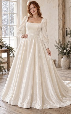 Vestido de novia de terciopelo de corte princesa con escote cuadrado y mangas largas estilo obispo.