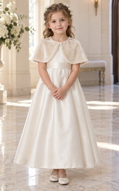 Schlichtes elfenbeinfarbenes, abgerundetes Samtcape mit gerafftem Satin-Blumenmädchenkleid