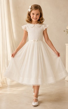 Vestido de comunión de tul plisado con cuello joya y mangas cortas con volantes