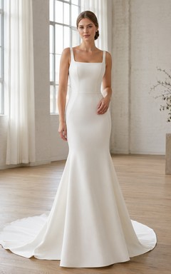Robe de mariée sirène minimaliste en satin, col carré, sans manches, traîne chapelle, encolure carrée, sans manches.