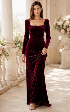 Burgunderfarbenes, eckiges Samt-Etui-Abendkleid mit langen Ärmeln, Raffungen und Schleppe