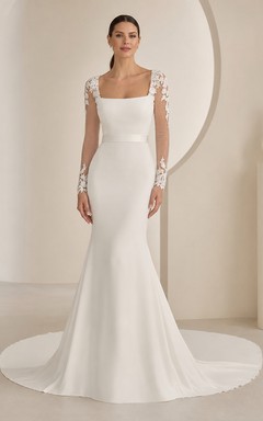 Robe de mariée sirène en satin poli et dentelle, col carré, manches longues transparentes, longueur au sol
