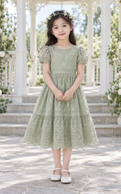 Vestido de niña de flores de corte A con encaje, mangas abullonadas y volantes, de largo hasta la rodilla, color verde salvia, estampado floral modesto.