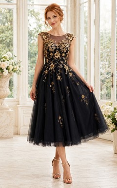 Vestido de noche romántico negro de corte A con estampado floral, encaje joya y sin mangas, largo hasta la rodilla.