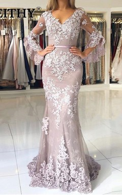 Elegante vestido de noche largo de encaje con cola de barrido y mangas tres cuartos estilo trompeta.