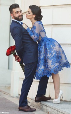 Vestido de fiesta de manga larga con delicados apliques azul marino