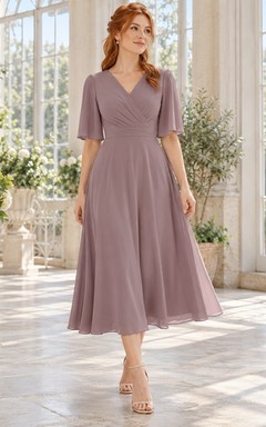 Vestido de dama de honor de gasa color malva, corte en A, largo hasta la rodilla, escote en V, mangas con volantes.