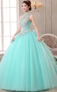 Vestido de fiesta largo de organza y tul sin mangas con cuello alto y abertura en la espalda con cordones.