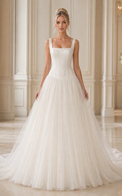 Vestido de novia sencillo de corte A con escote cuadrado y cintura baja de tul