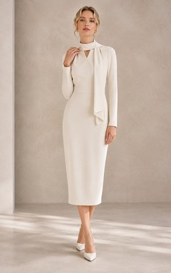 Robe cocktail ivoire en jersey, fourreau, col montant, manches longues drapées, longueur midi