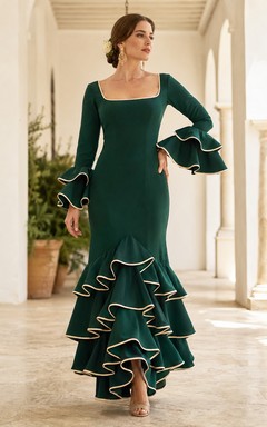 Dunkelgrünes, eckiges Ausschnitt-Meerjungfrauenkleid im Flamenco-Stil mit langen, gestuften Glockenärmeln und asymmetrischem Saum im Meerjungfrauenstil