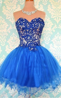 Vestido corto moderno sin mangas con escote corazón y apliques para fiesta de bienvenida.