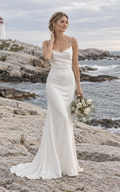 Sencillo vestido de novia de satén estilo sirena con escote drapeado, tirantes finos y corpiño drapeado.
