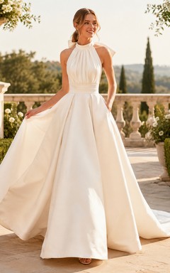 Robe de mariée élégante en satin, dos nu, coupe trapèze, nœud dans le dos et traîne chapelle
