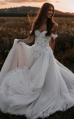 Robe de mariée bohème en tulle, coupe trapèze, épaules dénudées, ornée d'appliqués, idéale pour la plage