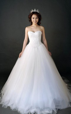 Robe trapèze en tulle à décolleté cœur, corsage en dentelle et dos lacé.