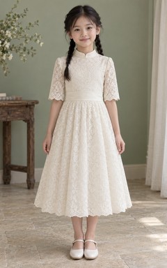 Schlichtes Vintage-Kleid für Blumenmädchen: Elfenbein, Teelänge, hoher Kragen, gekerbter Saum, transparente Ellbogenärmel, Blattspitze, breites Band, Muschelsaum.