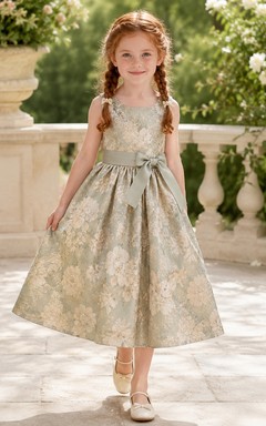 Robe de demoiselle d'honneur mi-longue trapèze en brocart botanique sauge, col rond sans manches, ceinture à nœud, style jardin.