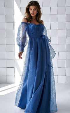 Elegante vestido largo de tul con escote Bardot, corte en A, fruncido y fajín.