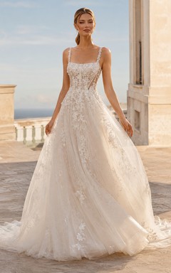 Robe de mariée de bal en dentelle et tulle enchanteresse, col carré, sans manches, coupe trapèze, traîne chapelle, ornée d'appliques.