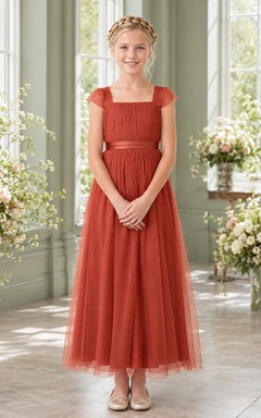 Vestido de dama de honor juvenil color bermellón, corte en A, largo hasta el suelo, manga corta cuadrada, detalle de gorro, estilo romántico.