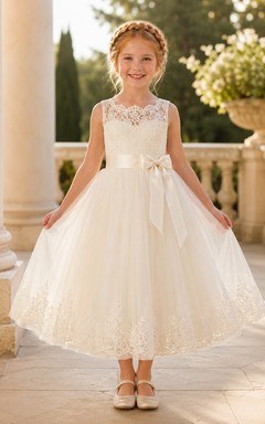 Robe de demoiselle d'honneur en dentelle ivoire et tulle, coupe trapèze, col rond, longueur midi, détail nœud.