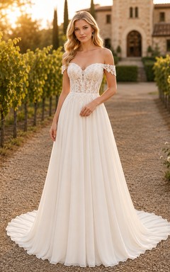 Robe de mariée en mousseline et dentelle, coupe trapèze, épaules dénudées, traîne.