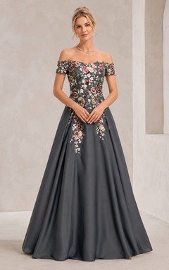 Vestido de gala gris acero con hombros descubiertos y apliques florales